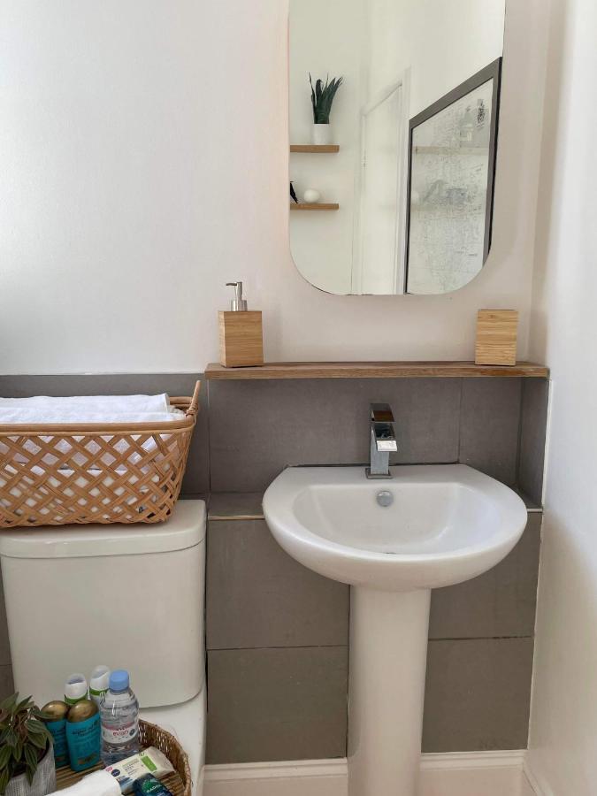 The Clock Tower Apartment - Spacious, Modern, 2 Bed Room Apartment , Southsea With Free Parking - Sleeps 4 Portsmouth Exterior foto