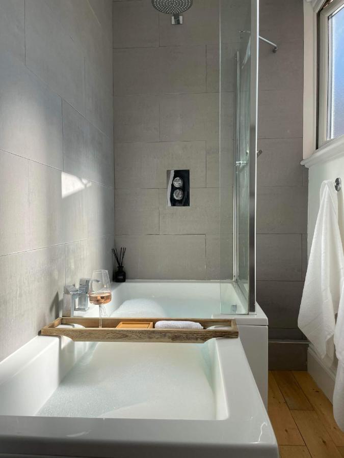 The Clock Tower Apartment - Spacious, Modern, 2 Bed Room Apartment , Southsea With Free Parking - Sleeps 4 Portsmouth Exterior foto